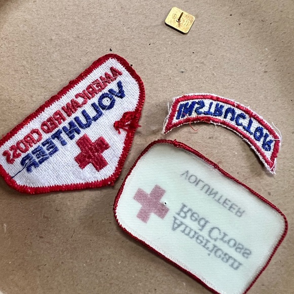 vintage Red Cross patch and pin set - Picture 4 of 11
